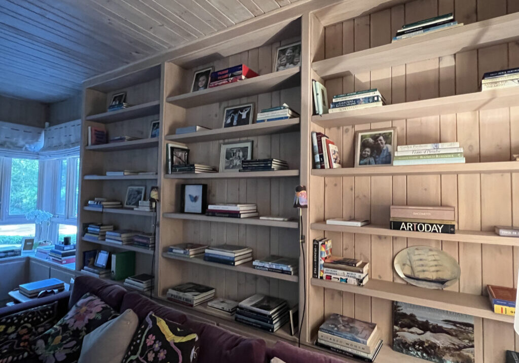 family-rooms-built-in-shelves